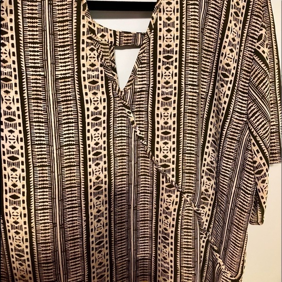 Cato size 26/28W top polyester keyhole cutout plus size - Picture 6 of 11